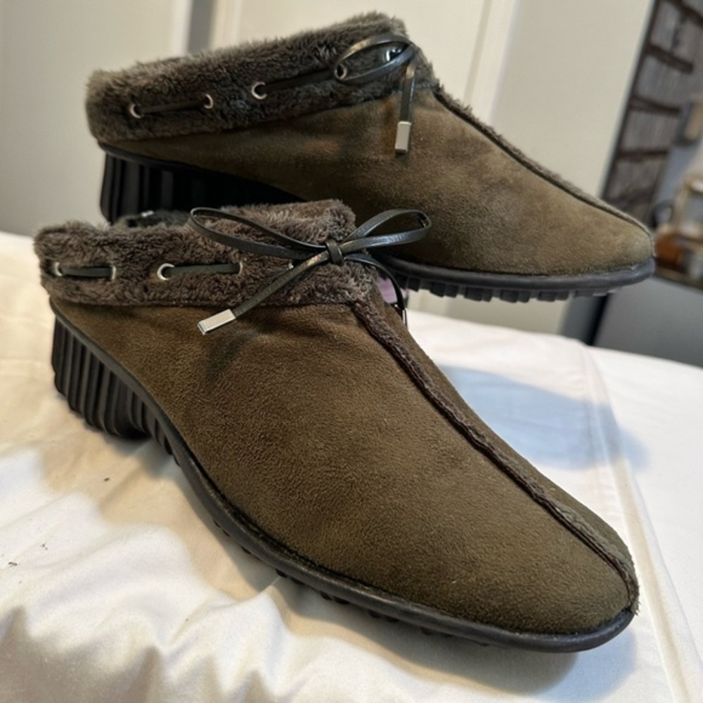 EUC Van Eli slip on fur clog mules 7 olive green black Vaneli shoe suede leather
